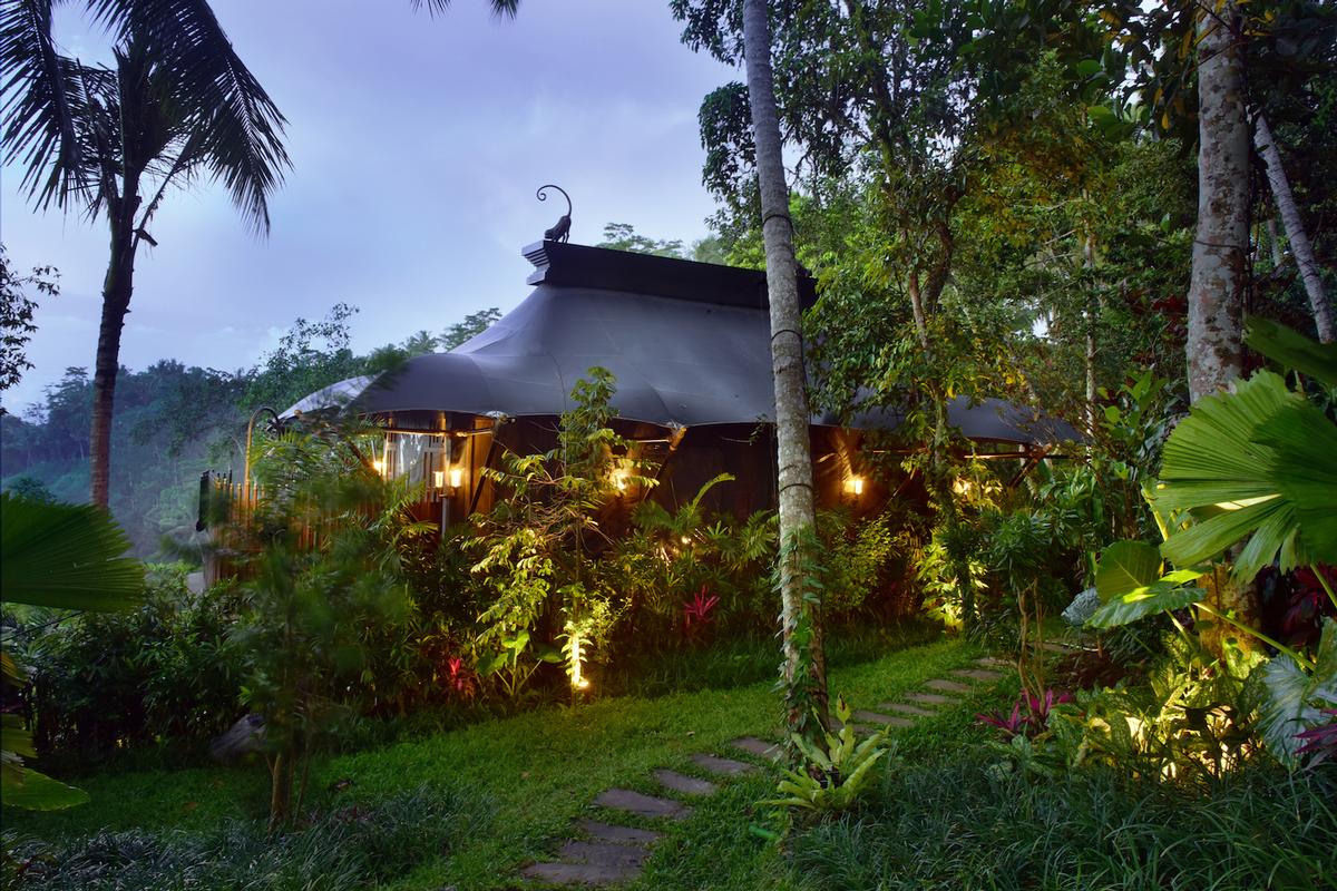 The resort’s 22 one-bedroom tented retreats and one two-bedroom lodge are designed to allow guests to enjoy the essence of Bali’s natural surroundings / 