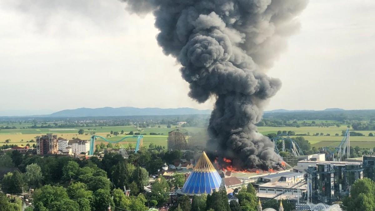 The fire created a plume of smoke that could be seen for miles / Twitter The fire created a plume of smoke that could be seen for miles / Twitter