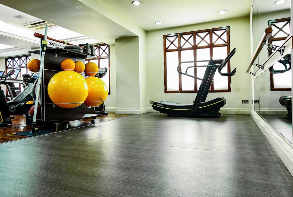 A Taraflex® solution in wood and black colours complements the private club's high end look