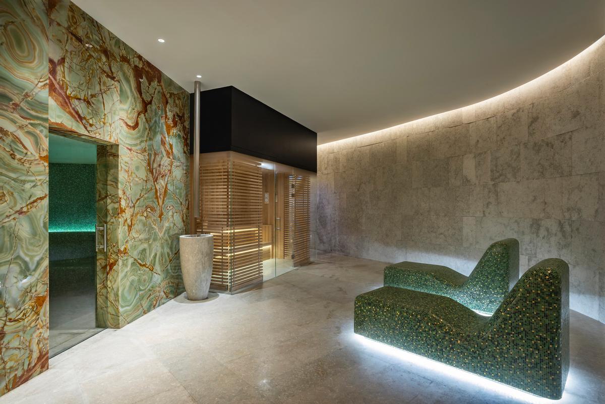 The extensive spa features five single treatment rooms, a double treatment room, a foot massage room and a couples’ spa suite that provides exclusive access to a Roman-inspired hot tub and private sauna / 
