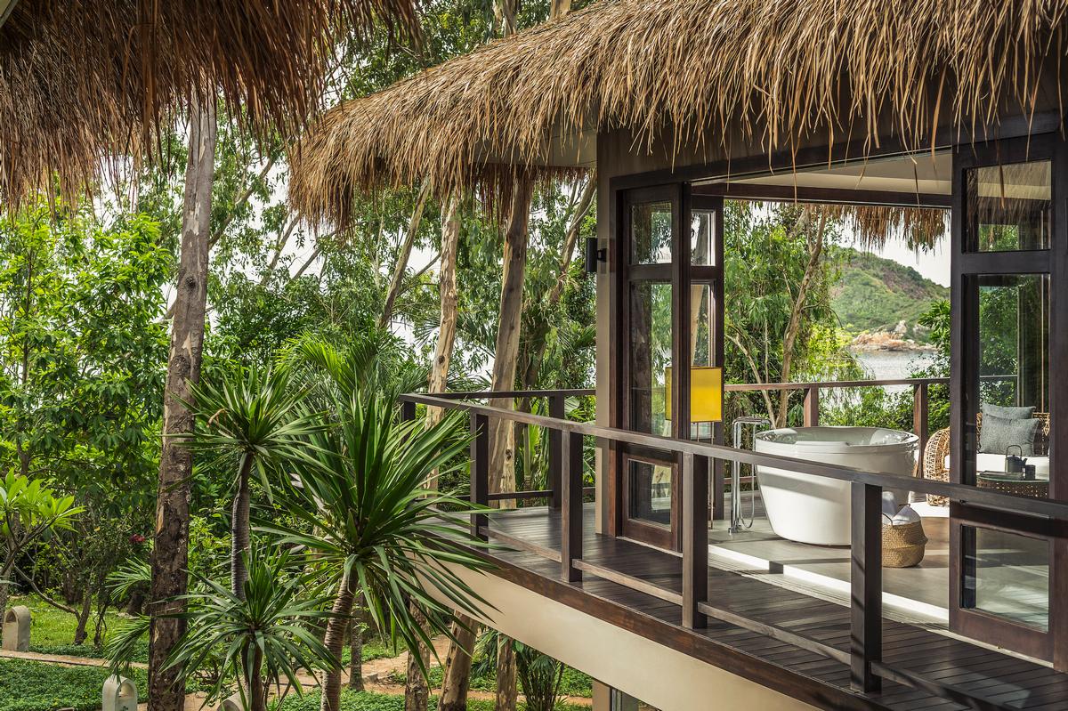 Perched on the hillside overlooking a serene bay, the resort’s Anantara Spa will include nature-inspired treatment suites with double massage beds and oversized bathtubs / 