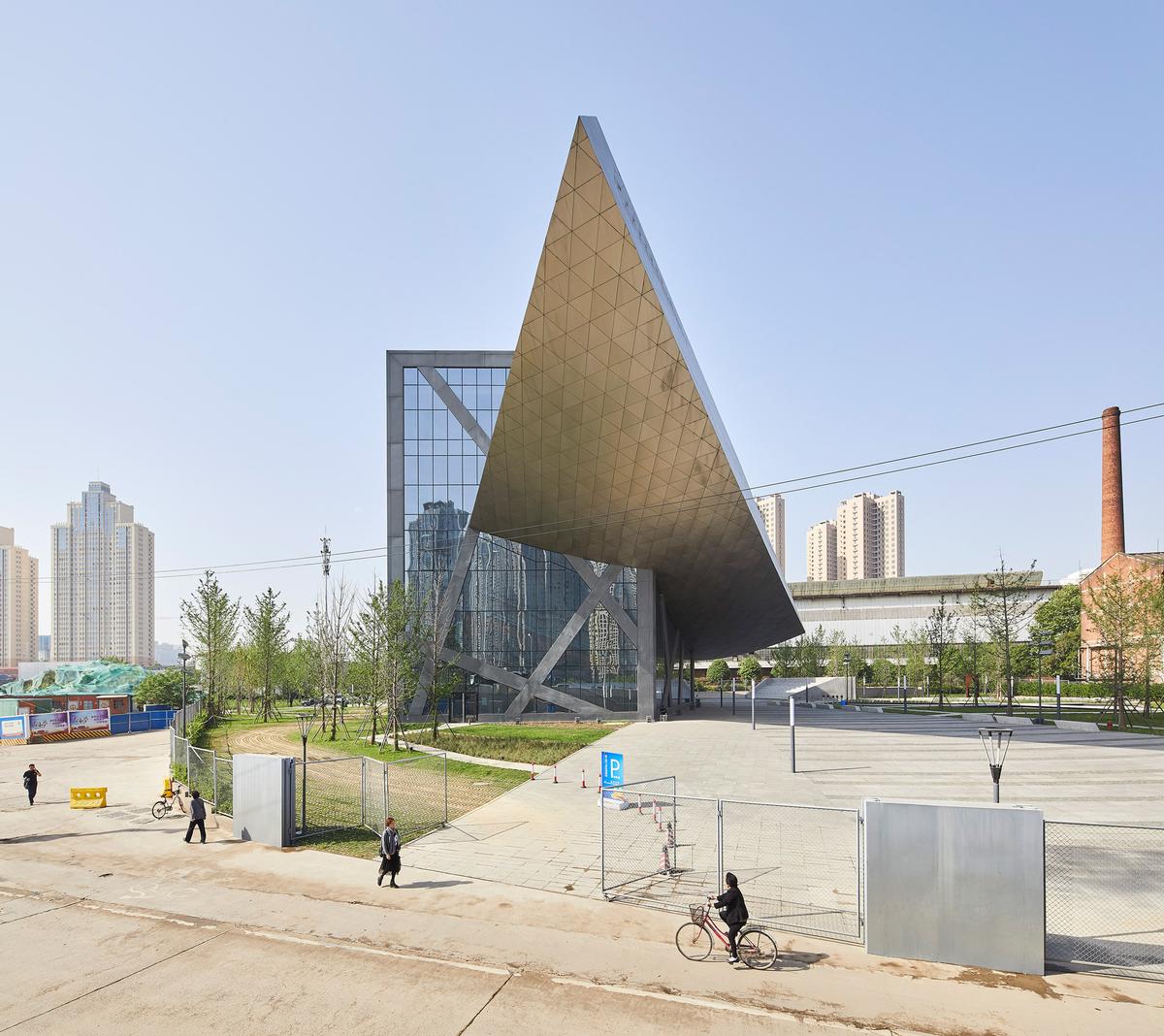 The museum’s upwards bowed central structure nods to ships sailing up and down the Yangtze river – which runs through the city