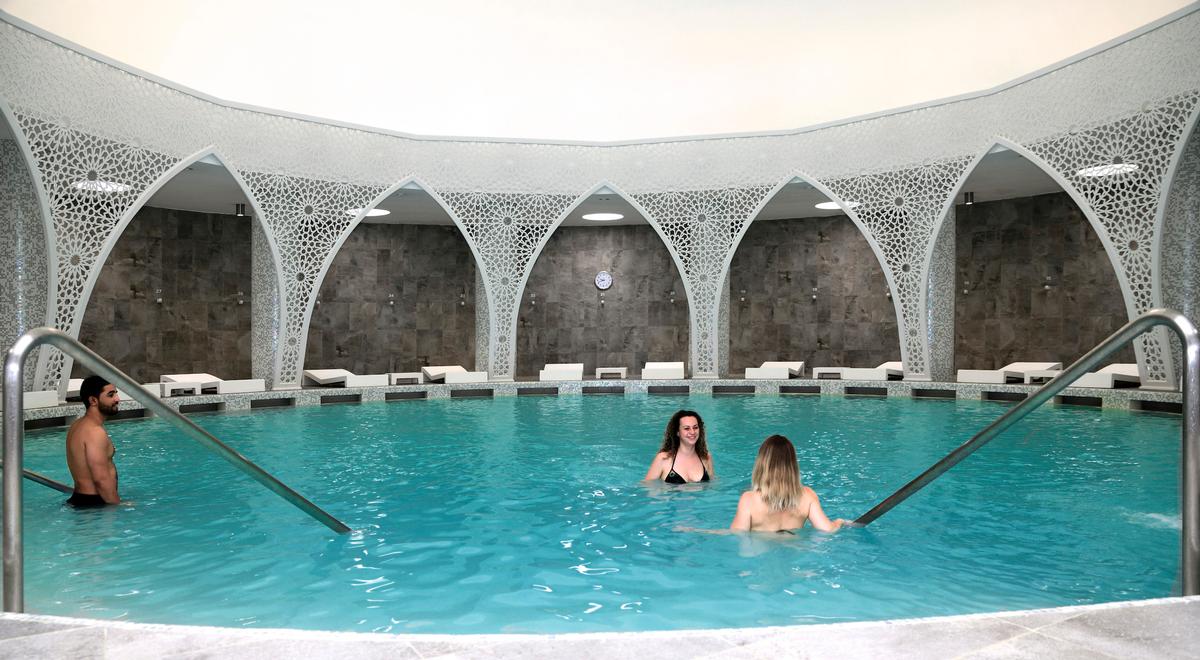 The spa has a large thermal pool with water sourced from 1,500m underground, as well as a pool and relaxation area reserved exclusively for women / 