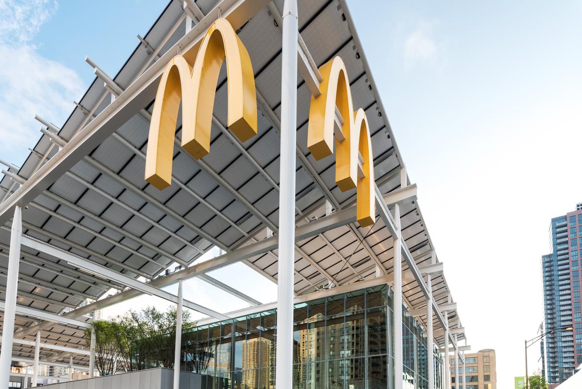 The glass restaurant is covered by a canopy of solar panels / McDonald's