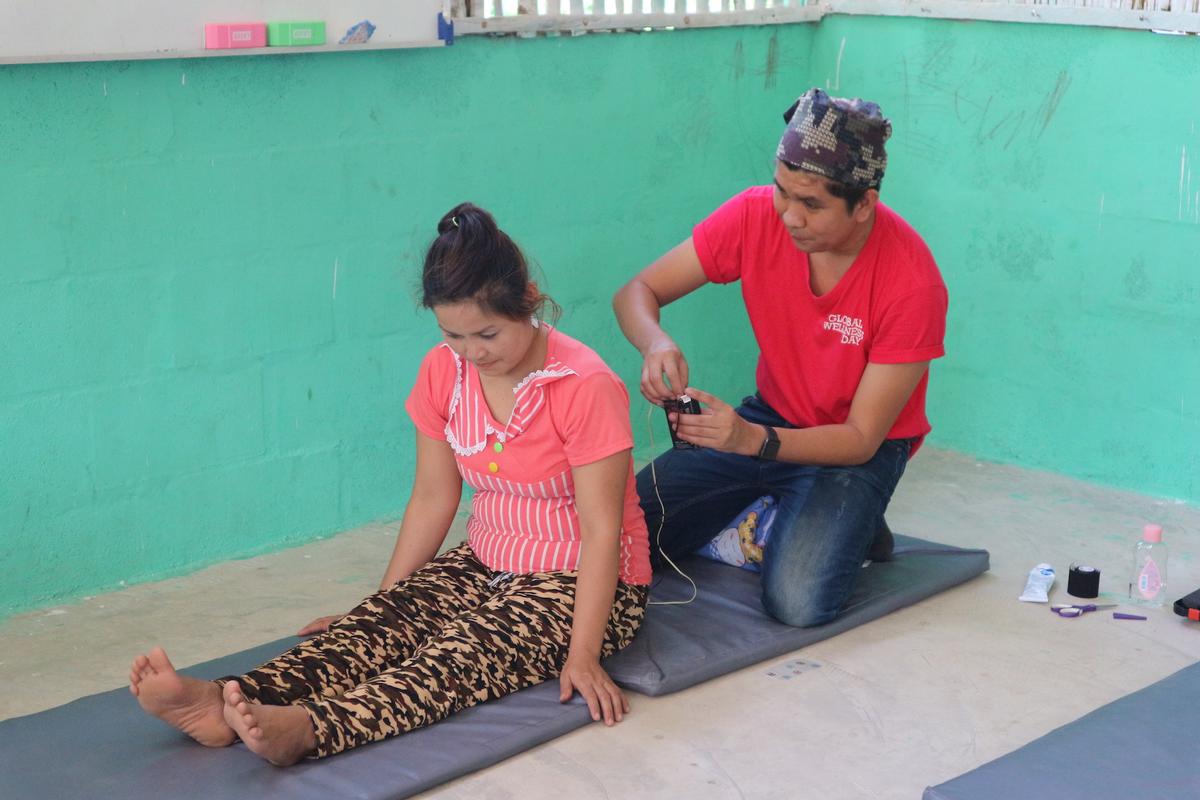 Chiva-Som practitioners offered vital medical clinic assessments for the Karen people, as well as treatments such as acupuncture, physiotherapy, hands-on lice removal and haircuts / 