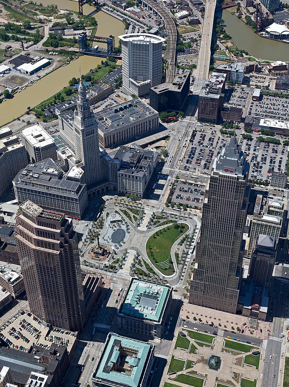 Cleveland’s Public Square features a new park by JCFO / Images courtesy of James Corner Field Architects