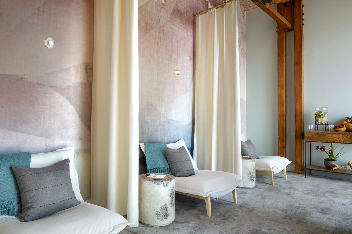 The spa design, spearheaded by Farouki Farouki, echoes the natural scenery of the spa’s locale on the California coast / 