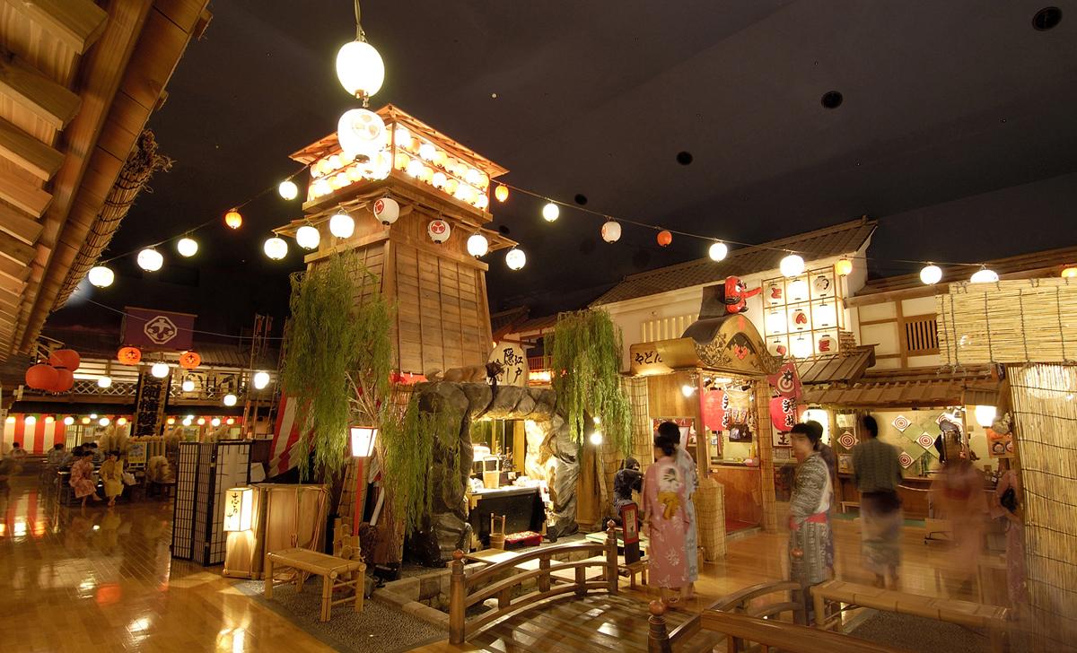 At Ooedo-Onsen-Monogatari, there is a traditional-style street with attractions based on the days when Tokyo was known as Edo / Ooedo-Onsen-Monogatari