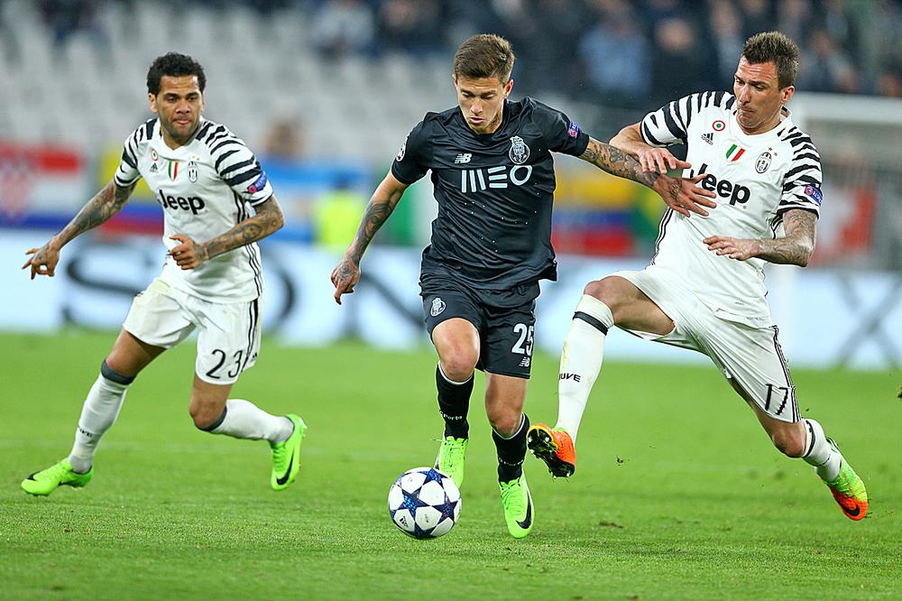Porto’s Otavio takes on Juventus’ Alves and Mandzukic at Juventus Stadium / PA