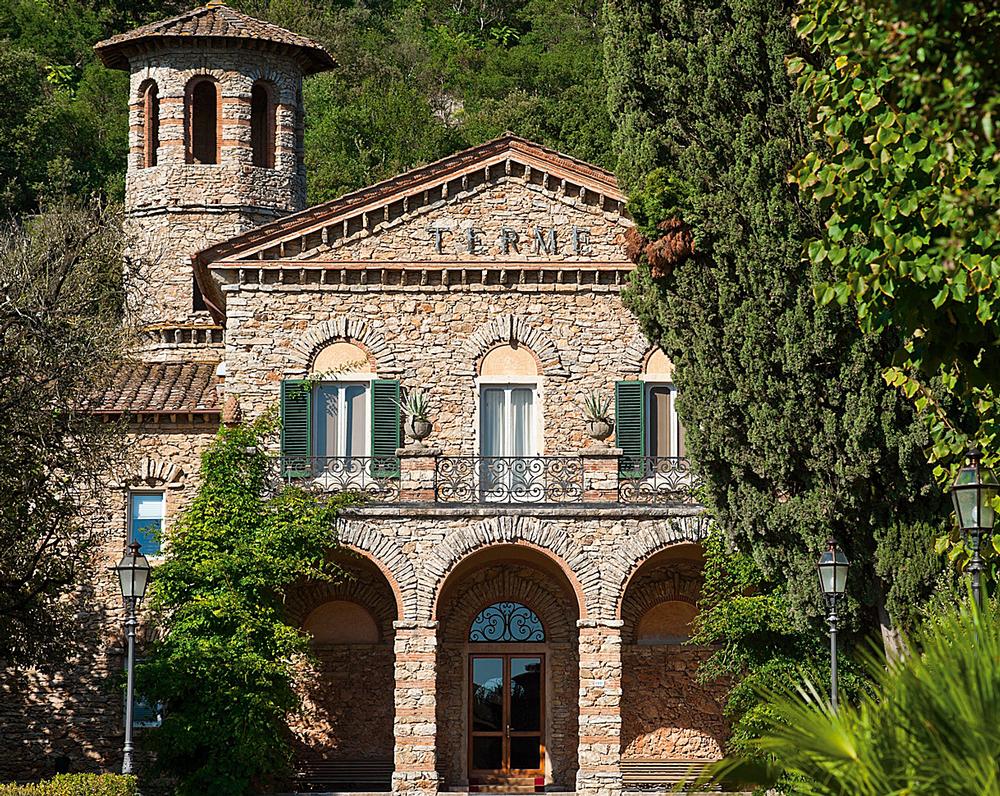 Grotta Giusti hotel is a 19th-century 
stone villa that once belonged to a poet