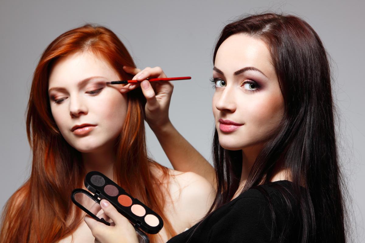 Approximately three in every ten salon-industry professionals are self-employed and this service aims to protect these professionals against risks / Shutterstock / vita khorzhevska