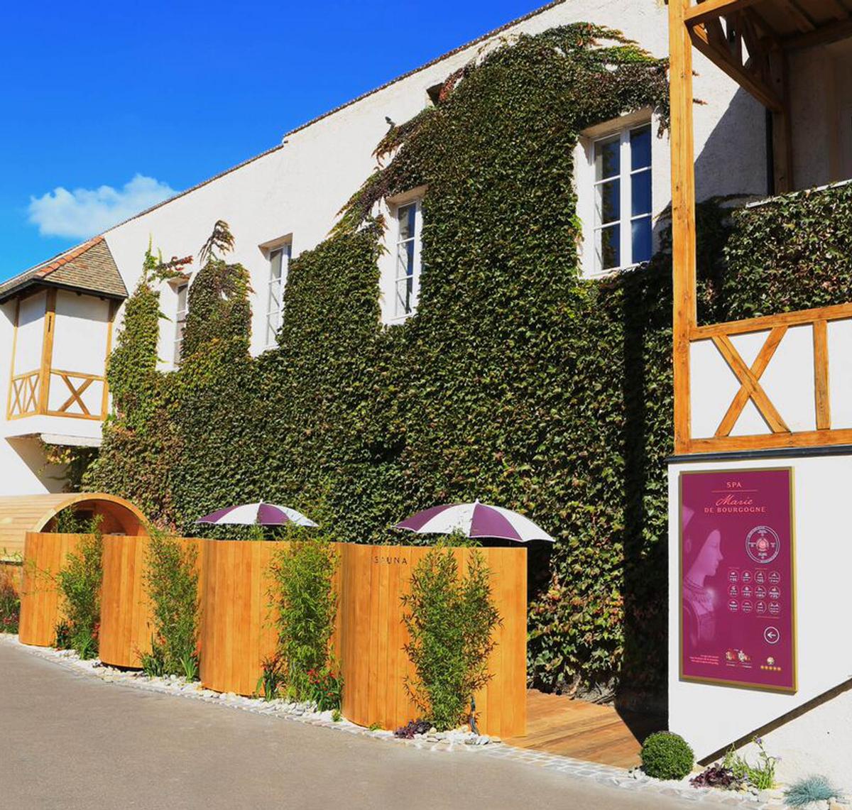Located across from the hotel in the former meeting rooms, the 350sq m (3,767sq ft) Spa Marie de Bourgogne also features high, wooden-beamed ceilings and a fresco mural depicting the vineyards of Burgundy / Le Cep