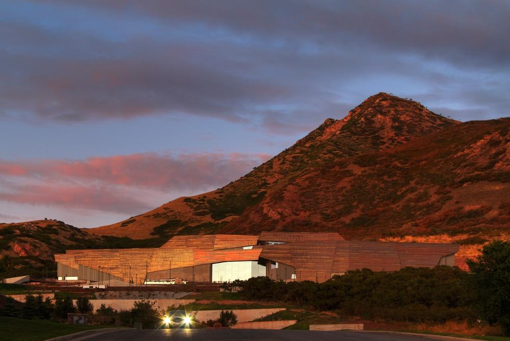 The copper cladding blends with the landscape / PHOTOS OF NHMU: © JEFF GOLDBERG/ESTO