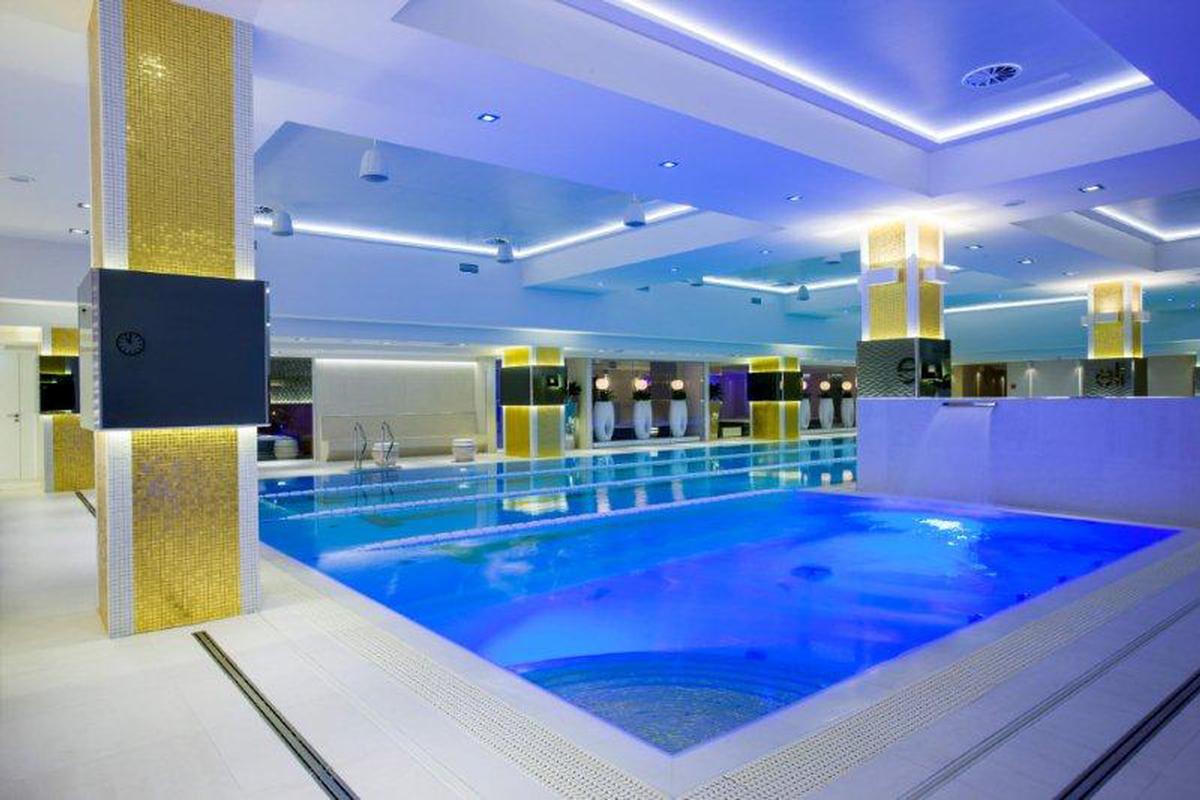 The opulent swimming pool in Golden Mile's wet zone / 