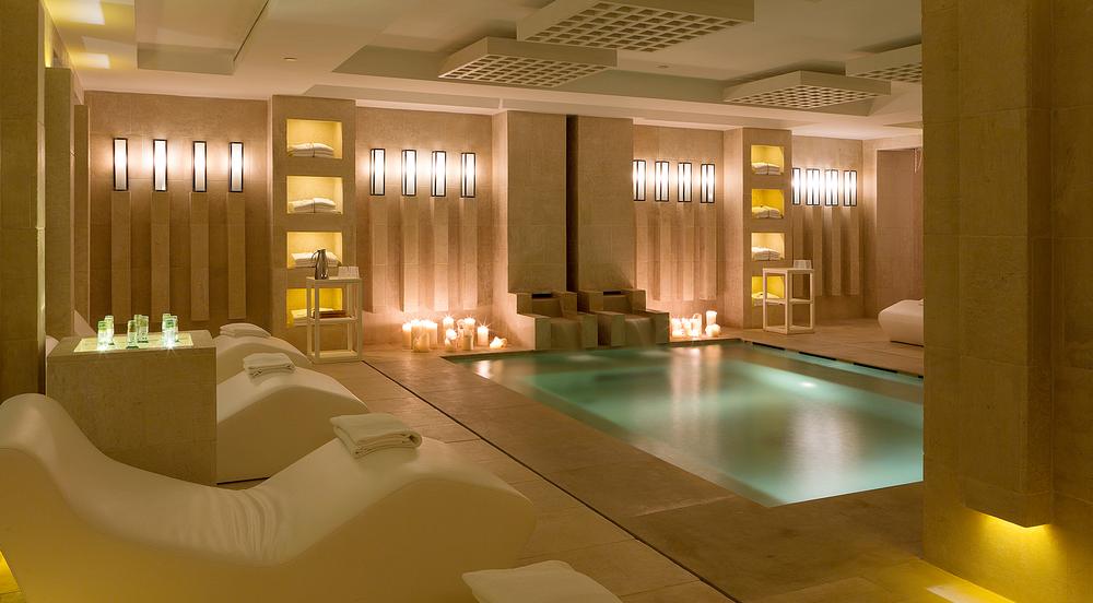 Many treatments start in the Roman bathing suite with its plunge pools, Kneipp bath and heat experiences