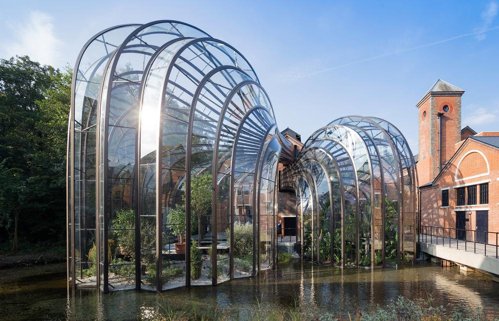 The intertwining botanical glasshouses are made from 893 individually shaped curved glass pieces / PHOTO: IWAN BAAN