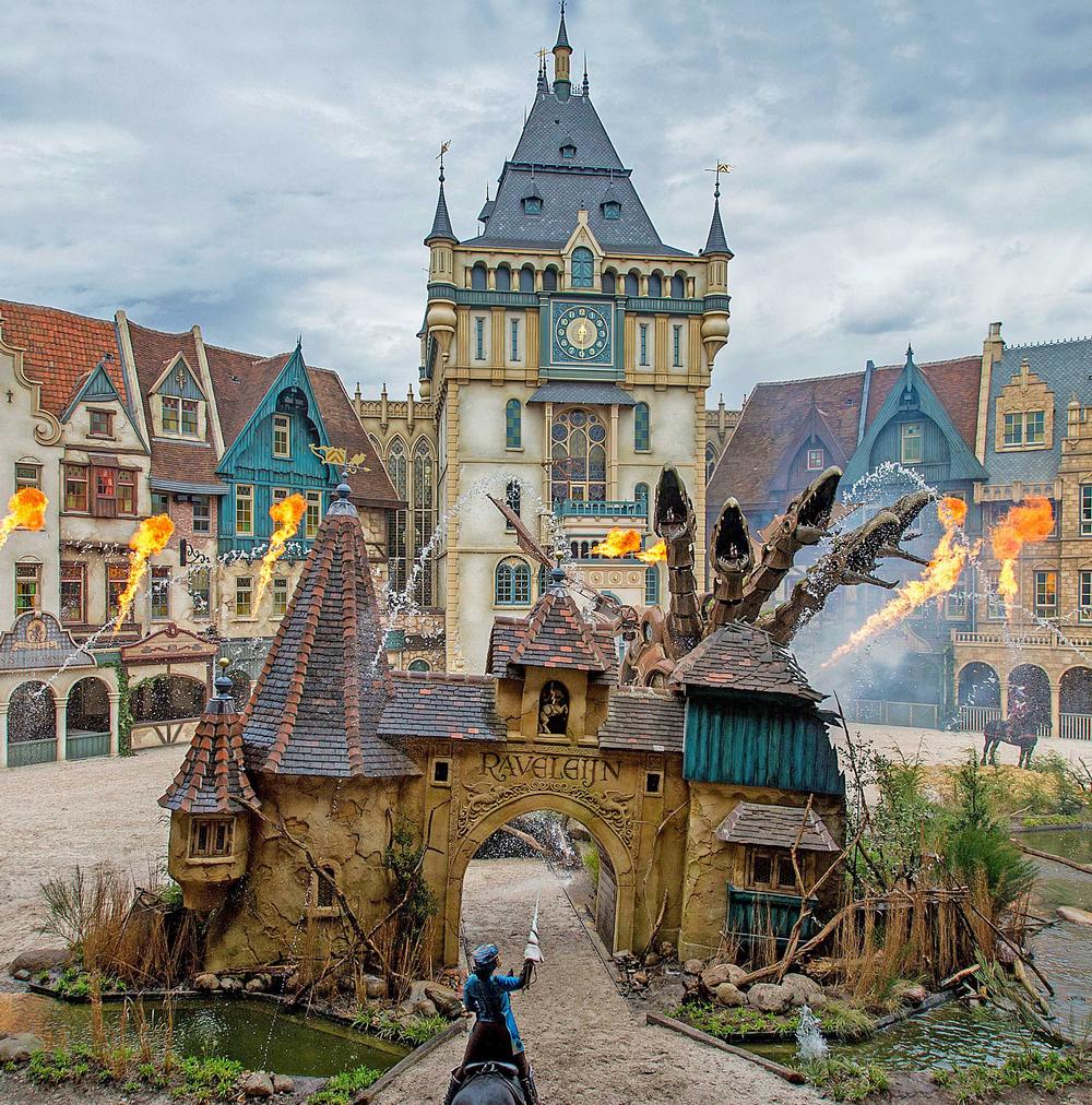 Puy du Fou International made its first forays abroad with the Raveleijn Show at Efteling