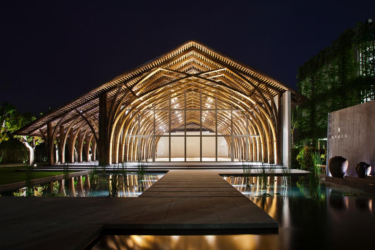 The new bamboo conference hall looms large over the resort / Vo Trong Nghia Architects
