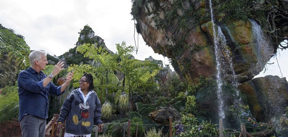 James Cameron gives 
Whoopi Goldberg a tour of Pandora – the World of Avatar / PHOTO: ABC