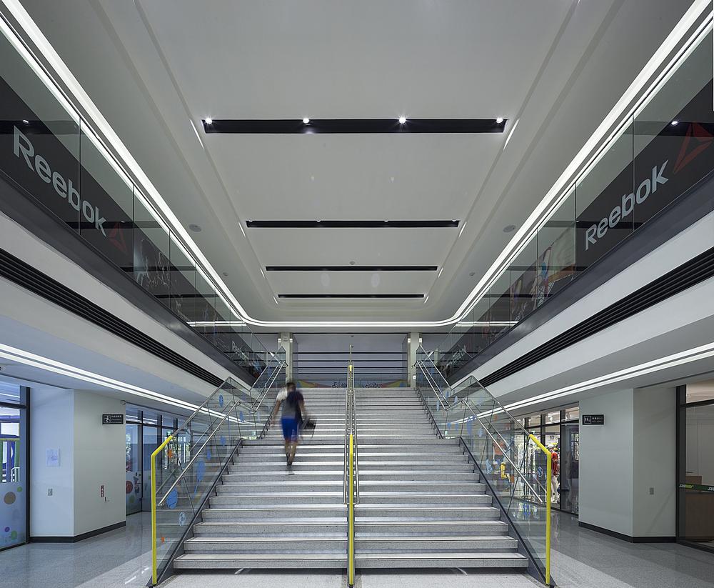 The atrium space connects the areas and facilitates access to different sports