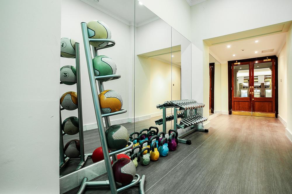 A Taraflex® solution in wood and black colours complements the private club's high end look