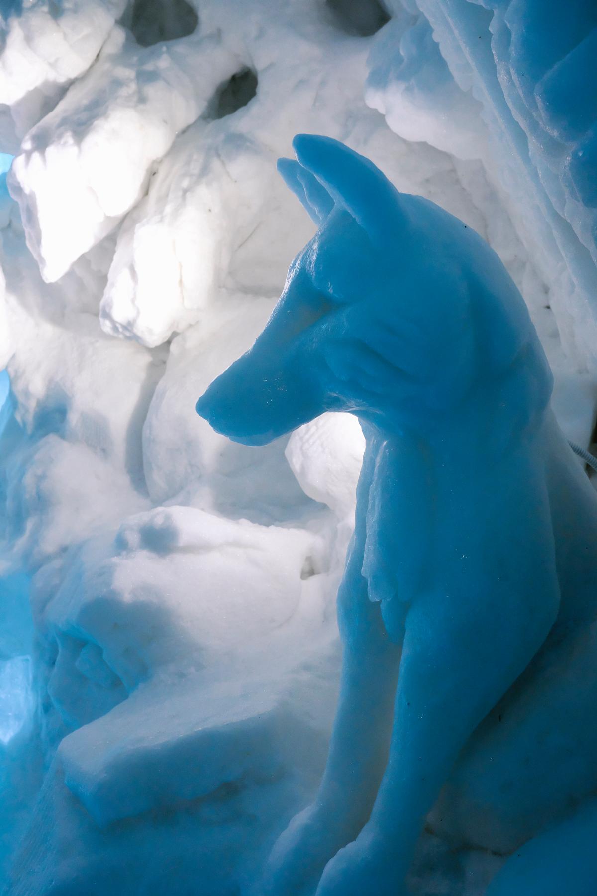 Rooms feature hand-sculpted ice works of art / © Renaud Philippe