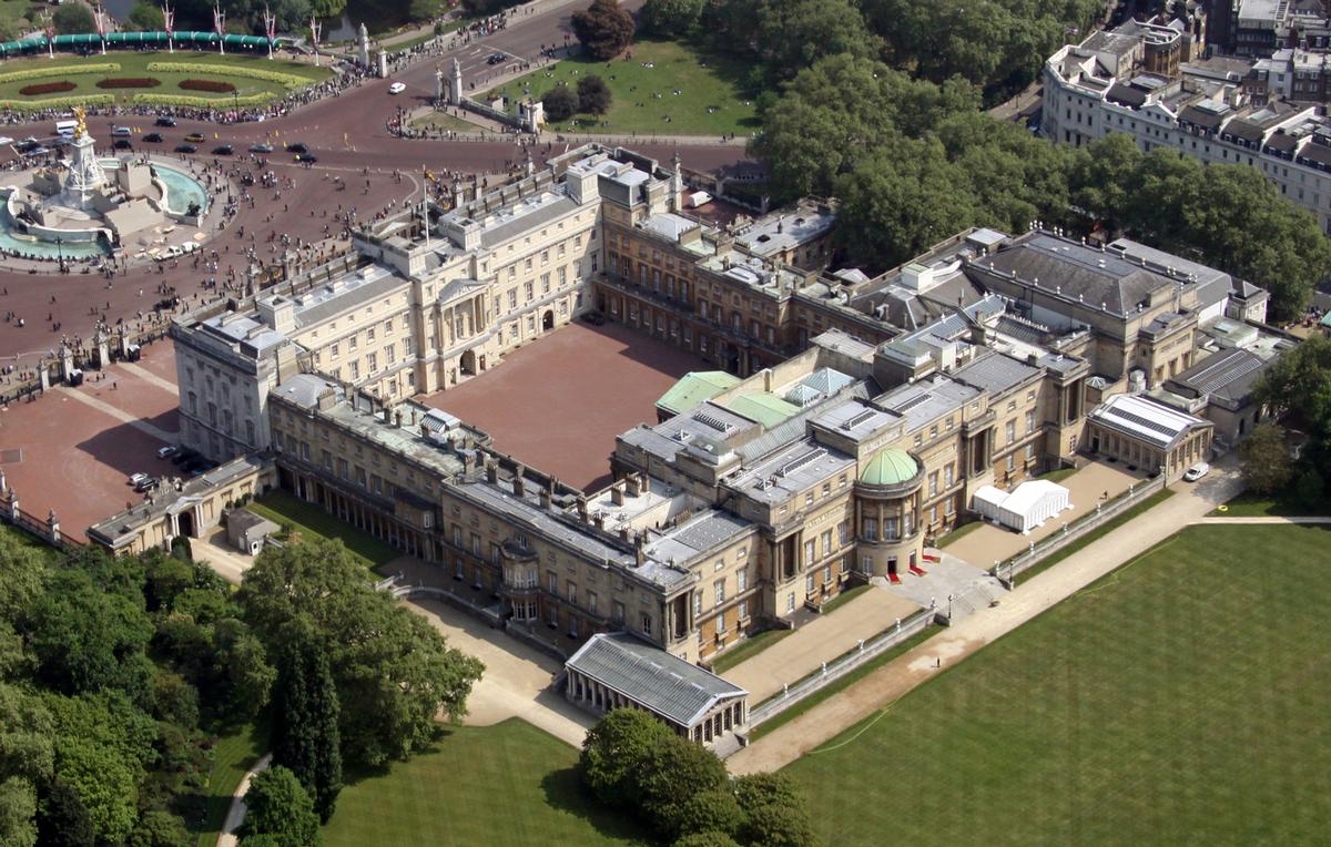 Some of the hotel's bedrooms overlook the gardens of Buckingham Palace / Neil Mitchell / Shutterstock.com