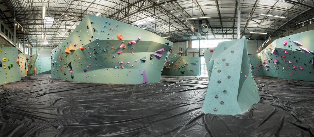 The design creates the feeling of being in a field of boulders / Austin Bouldering Project