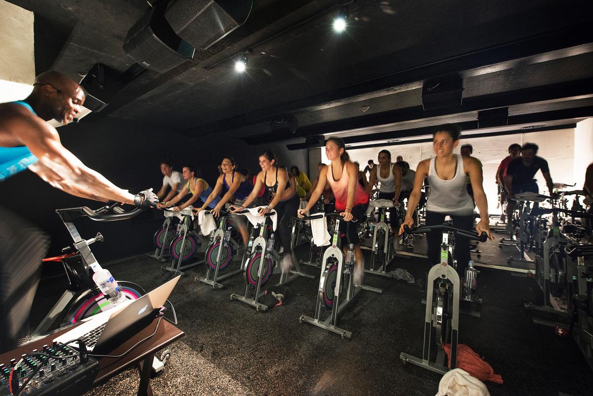 Síclo’s two main cycling studios are stacked underneath the stairway, “integrating physical, emotional and spiritual fitness and wellbeing” within the complex / Jaime Navarro Soto