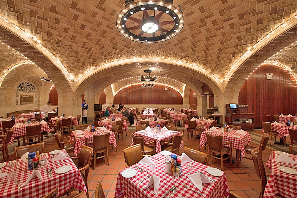 New York’s
Oyster Bar has never changed and thus become a landmark New York’s
Oyster Bar has never changed and thus become a landmark