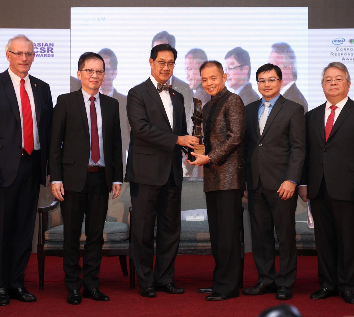 Chiva-Som was awarded the Intel-AIM Corporate Responsibility Award from the Asian Forum on Corporate Social Responsibility / Chiva-Som Chiva-Som was awarded the Intel-AIM Corporate Responsibility Award from the Asian Forum on Corporate Social Responsibility / Chiva-Som