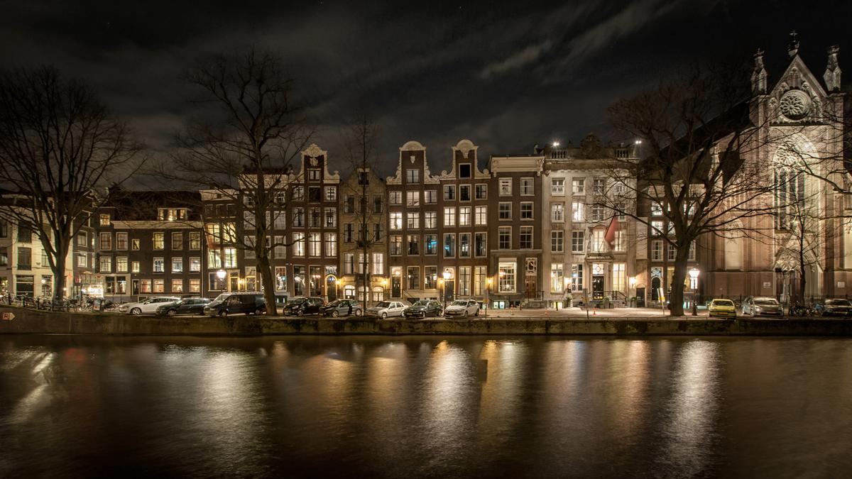 The hotel is spread across 25 interlinked buildings that are over 400 years old / Pulitzer Amsterdam