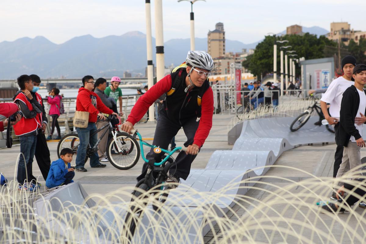Cyclists travel around two tracks while data sensors track the amount of air pollution / Loop.Ph
