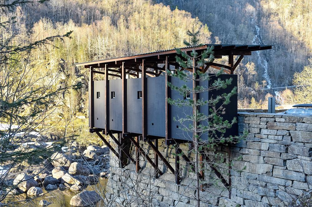 Zumthor’s service buiding sits on the side of a stone wall