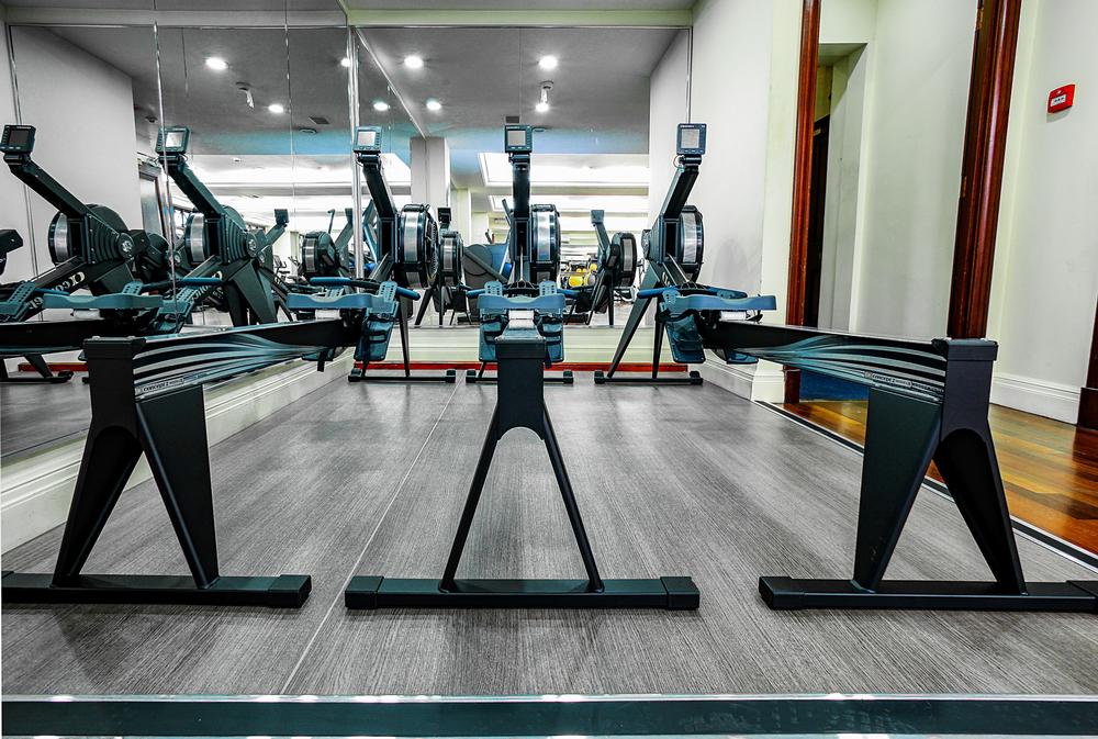 A Taraflex® solution in wood and black colours complements the private club's high end look