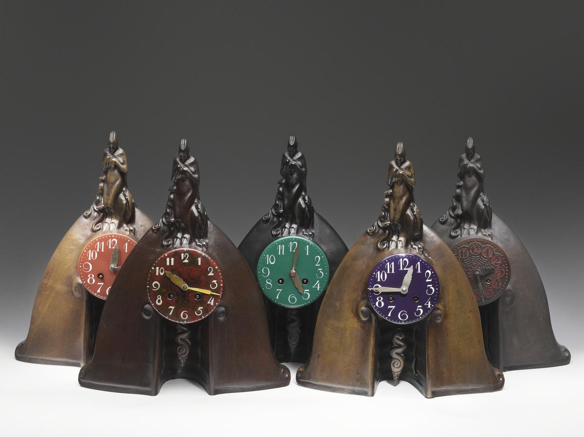 An example of clocks produced by the Amsterdam School movement / Erik & Petra Hesmerg 