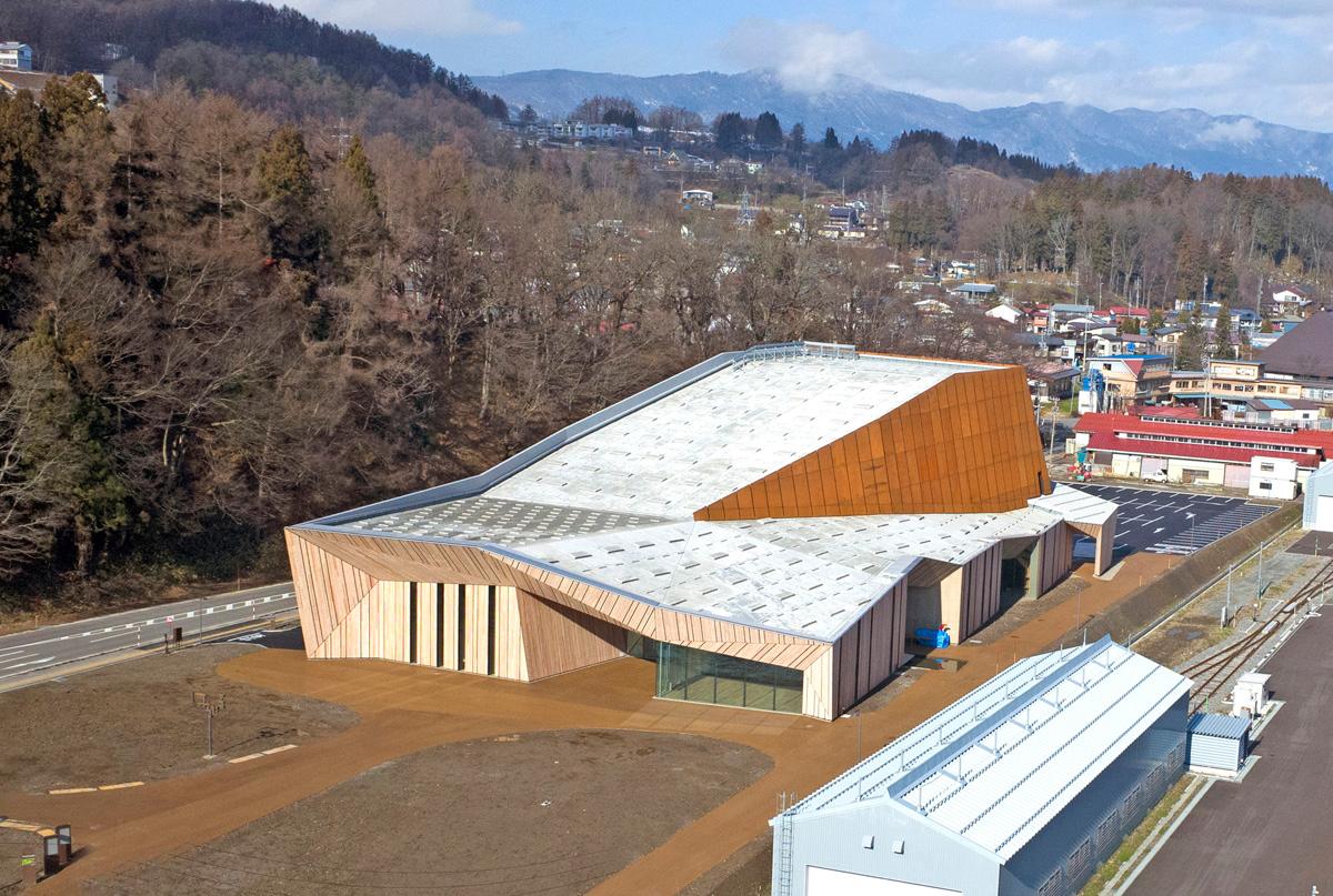 The project was commissioned to coincide with a new high speed railway line connecting the town of Iyama to the Hokuriku region / Fujitsuka Mitsumasa