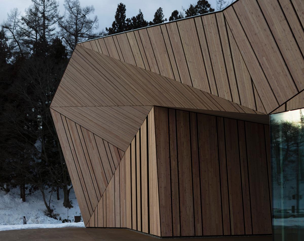 Local materials including Japanese larch have been used to create an authentic feeling / Fujitsuka Mitsumasa