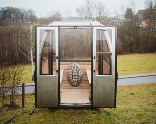 The sauna is small and lightweight, making it easy to transport from place to place / Saunagondel