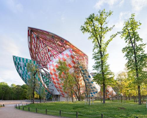 Daniel Buren has added staggered filters to each sail, punctuating them with alternating white and empty bands placed an equal distance apart and oriented perpendicular to the ground / Iwan Baan / Fondation Louis Vuitton