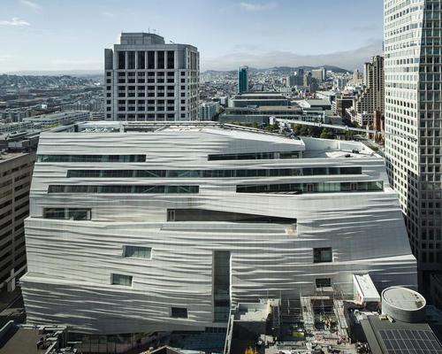 The eastern façade of Snøhetta’s expansion comprises of more than 700 uniquely-shaped crystal-embedded fibreglass reinforced polymer panels / SFMOMA