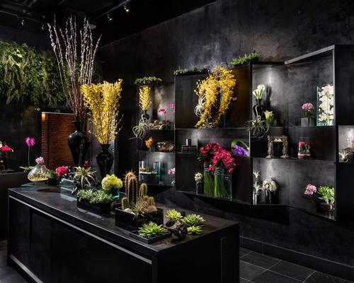 Entrance to the restaurant is through a botanical gallery and flower shop / Vandal 