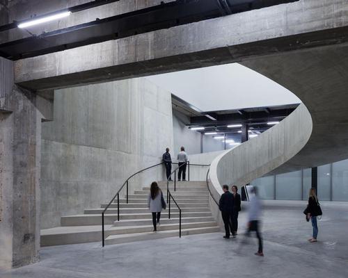 A giant staircase sits at the heart of the extension / Iwan Baan