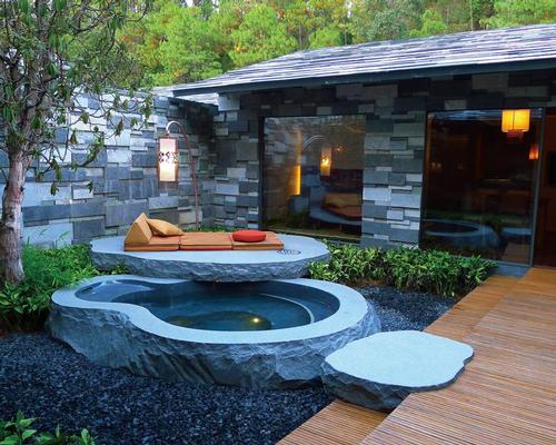 The Yunfeng Spa uses natural stone and greenery to create a tranquil and natural space / Kengo Kuma and Associates