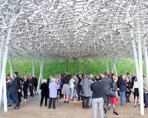Visitors to the Hive learn about the lifecycle of bees / Jeff Eden, RBG Kew