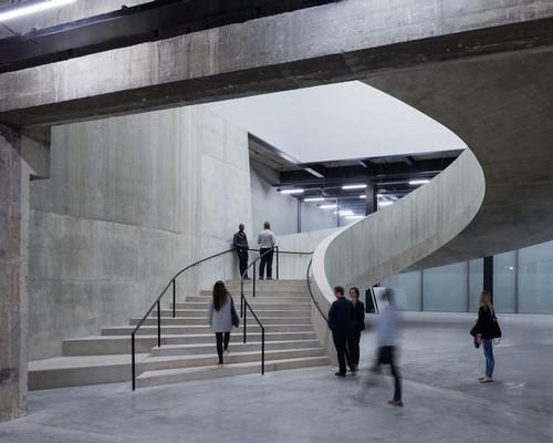 The floors are linked by a sweeping concrete staircase / Iwan Baan