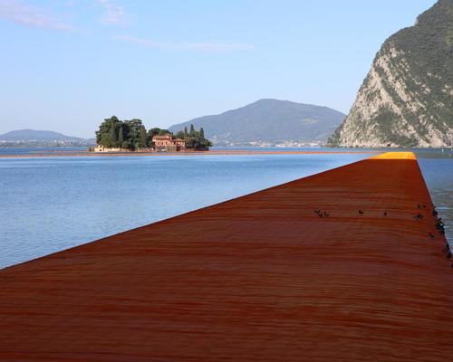  The walkways are 16 metres wide and around 35 centimeters high with sloping sides / Wolfgang Volz