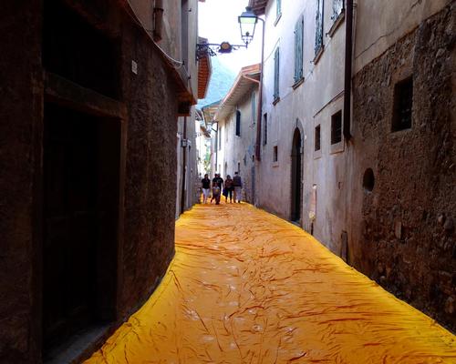Once they reach dry land, the walkways continue along 2.5km of pedestrian streets / Wolfgang Volz