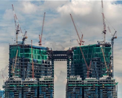 The building has topped out in Singapore's Central Business District / Ingenhoven Architects