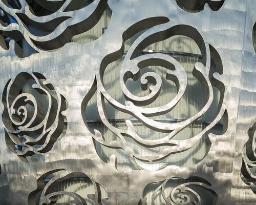 Rose patterns cover the skin of the building / Xiao Kaixiong